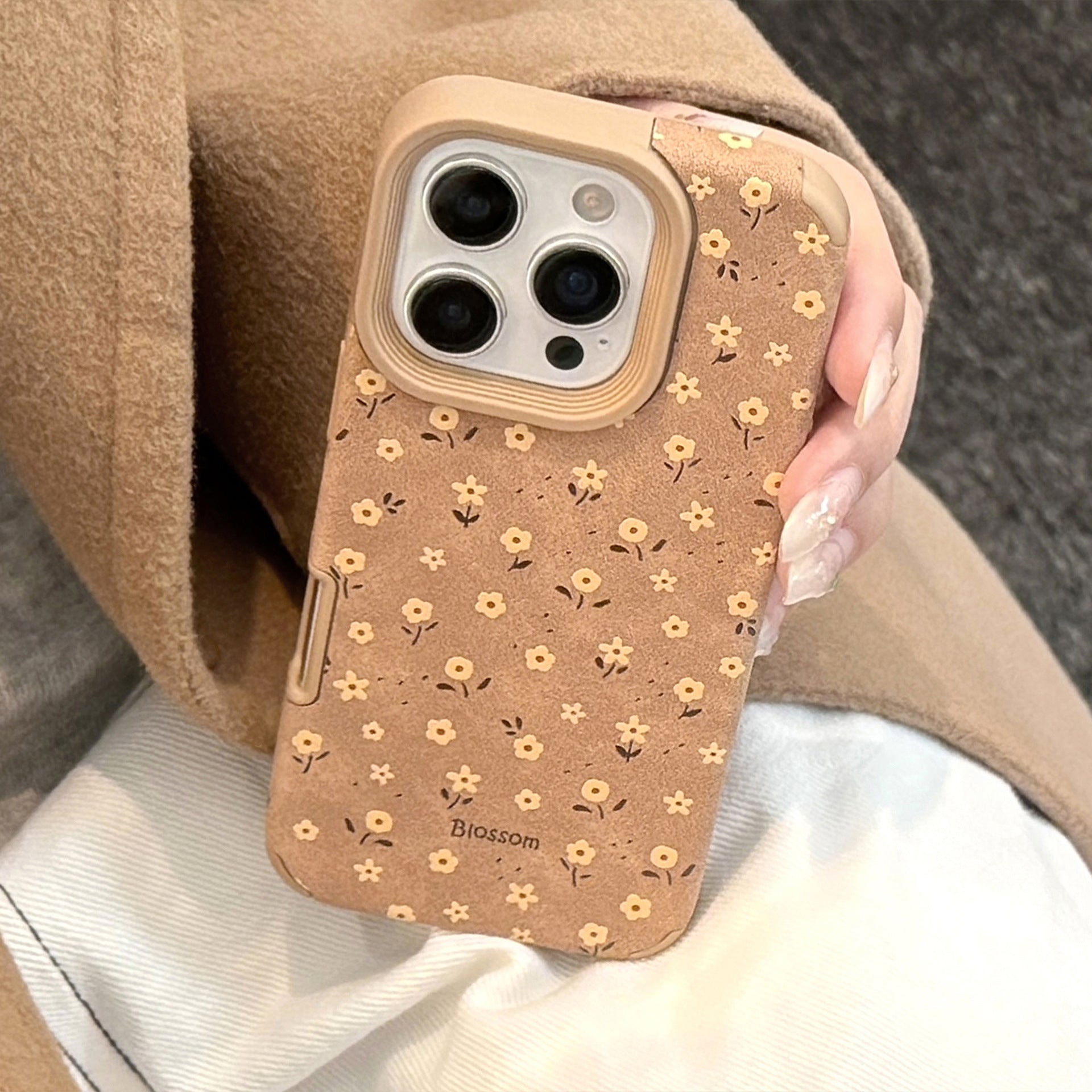 Autumn small flowers are suitable for iphone16 Apple 17promax mobile phone case 15 retro 14 suede 13 generation hair