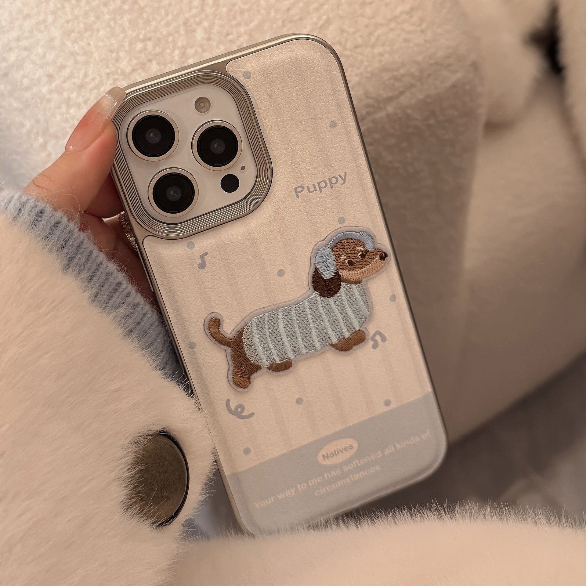 Milk blue cute embroidered puppy apple 16 mobile phone case 17promax cortical three-dimensional application iPhone15 soft 14
